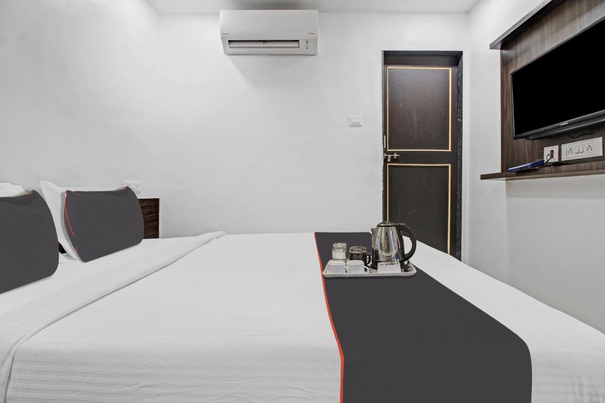 Hotel Collection O Sairaj Lodging & Boarding Shikrapur Exterior foto